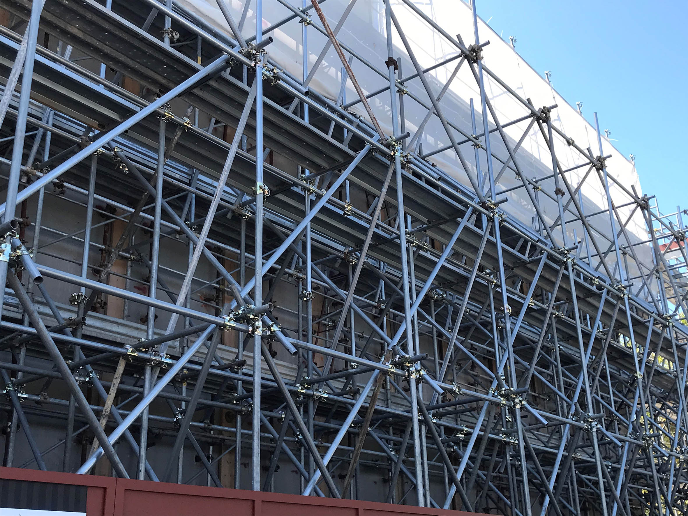 Tubo e Giunto zincato in cantiere (con giunti e ponteggi).jpg