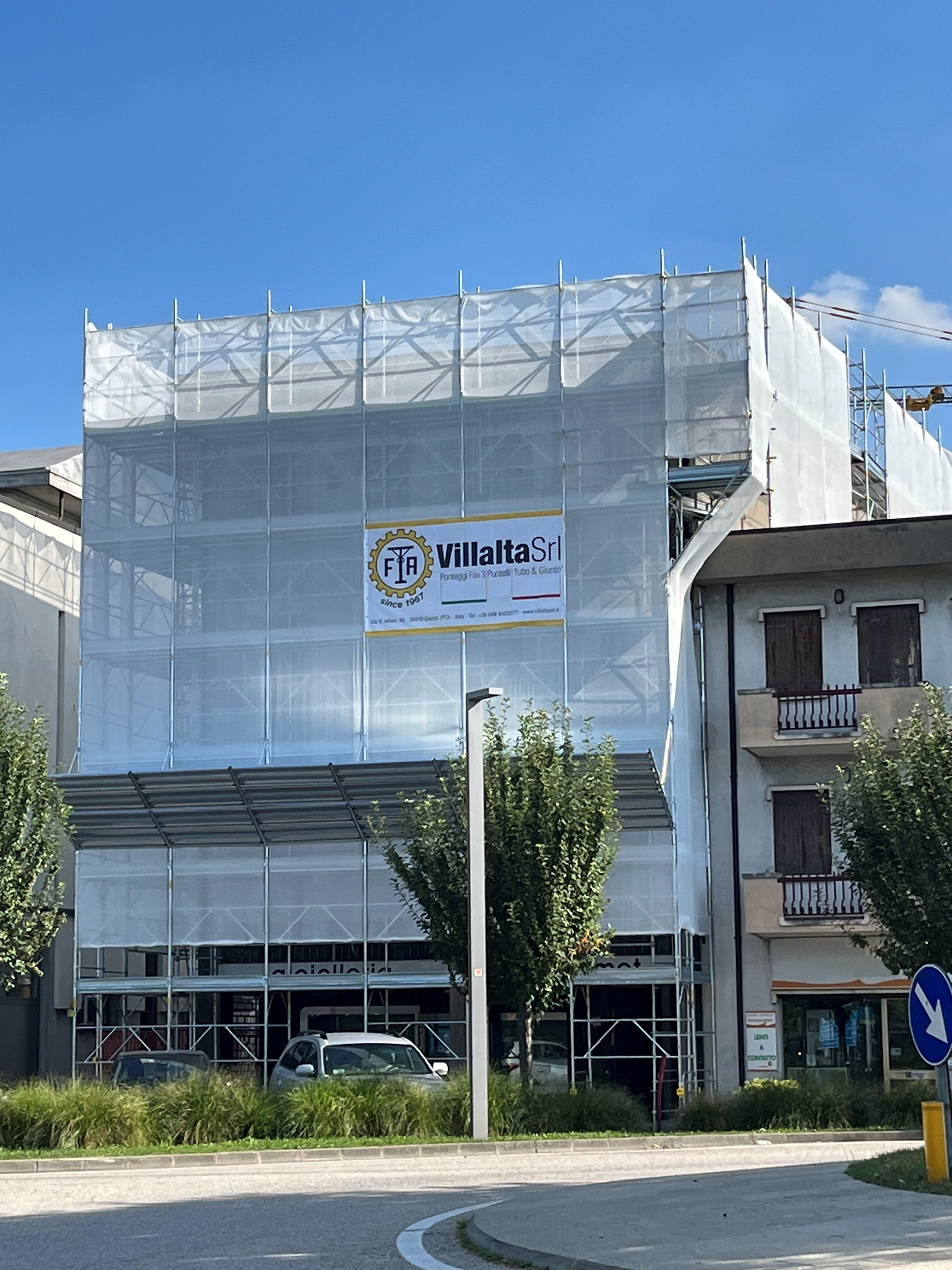 Ponteggio Mercury con rete protezione Grisignano (VI).jpg